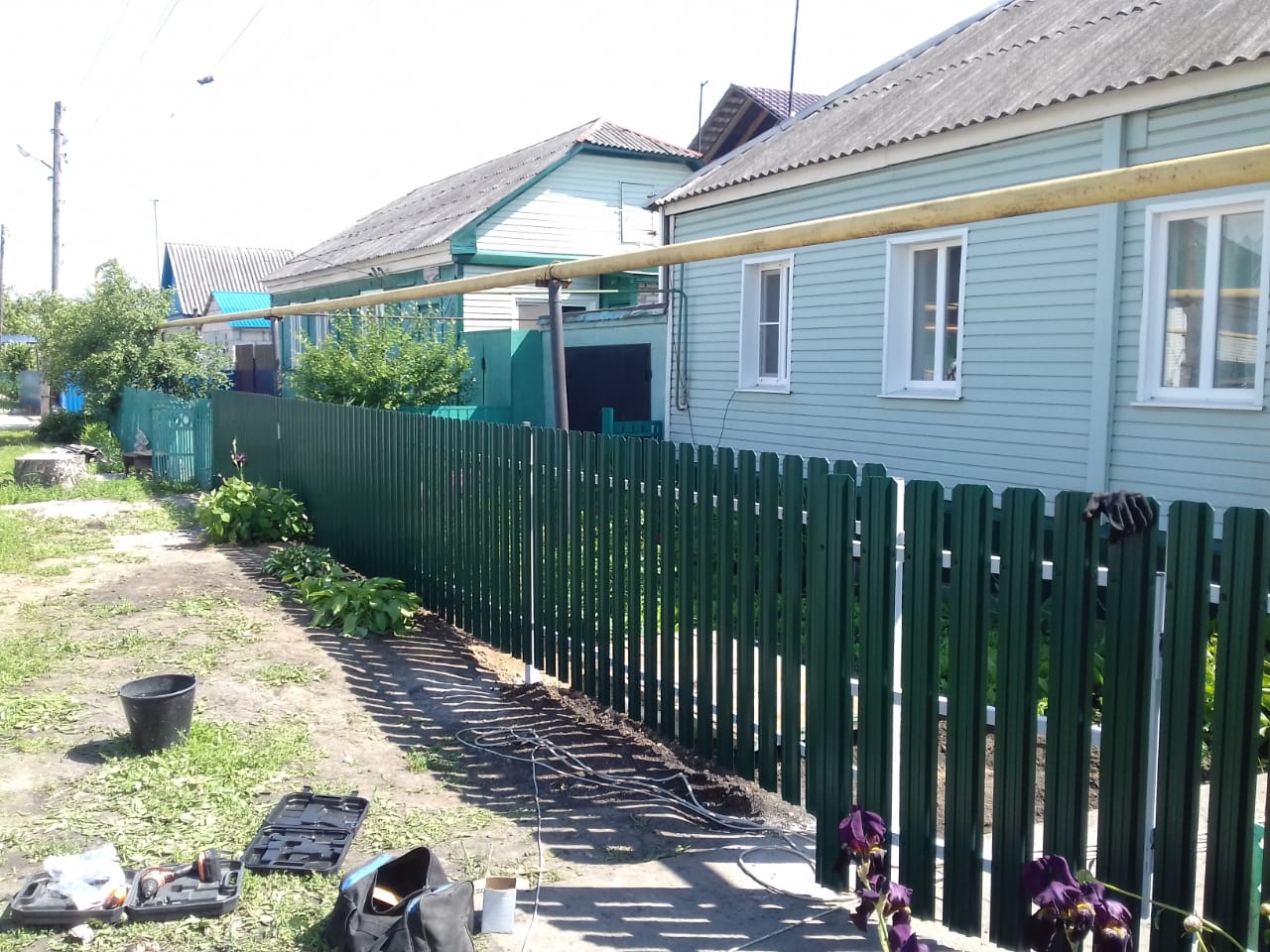 Комбинированный забор 25м штакетник и профлист, ворота, калитка фото в Осинцево