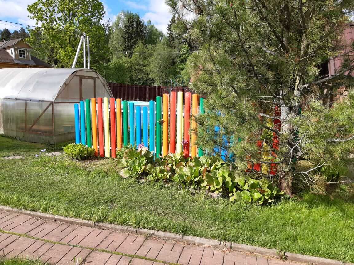 забор из разноцветного штакетника односторонний фото1 в Осинцево