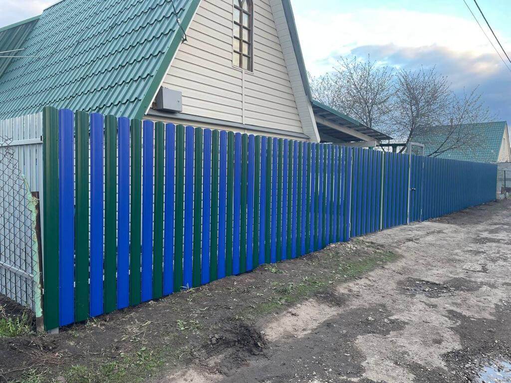 Забор из штакетника двух цветов 16м RAL6005 Зеленый Мох + RAL5002 Синий Ультрамарин фото 2 в Осинцево