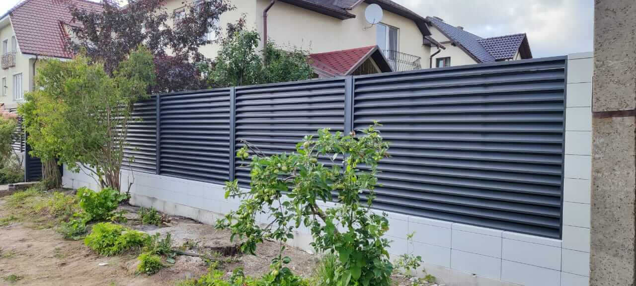 Забор-жалюзи из ламелей ЭКО-Z 17м RAL7024 Серый Графит фото 6 в Осинцево