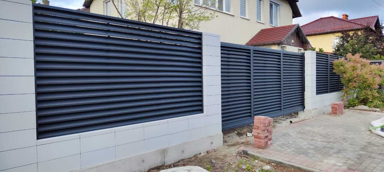 Забор-жалюзи из ламелей ЭКО-Z 17м RAL7024 Серый Графит фото 2 в Осинцево