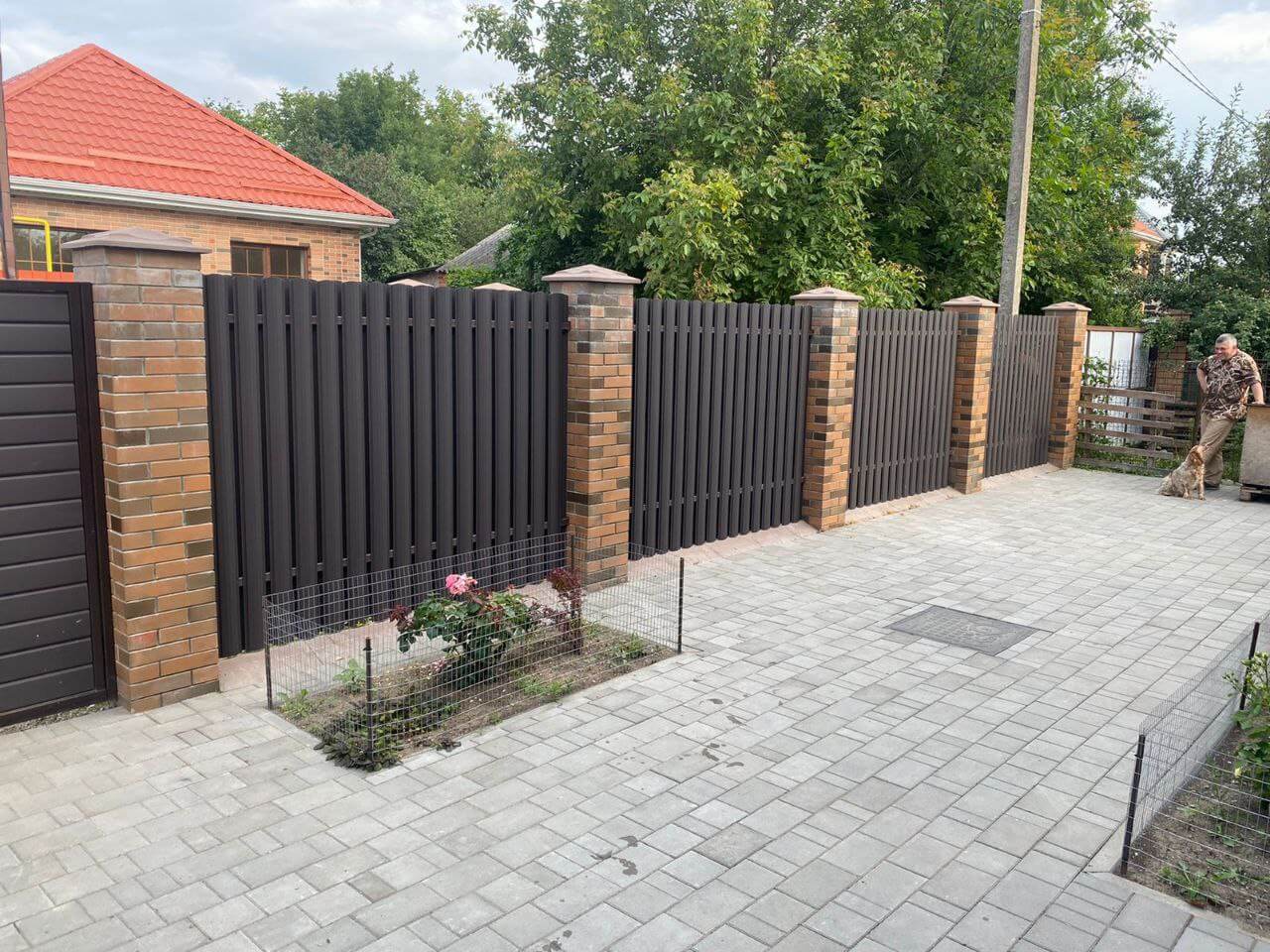 Забор из штакетника полукруглого 22м RAL8019 Темный Шоколад МАТТЕ фото 3 в Осинцево