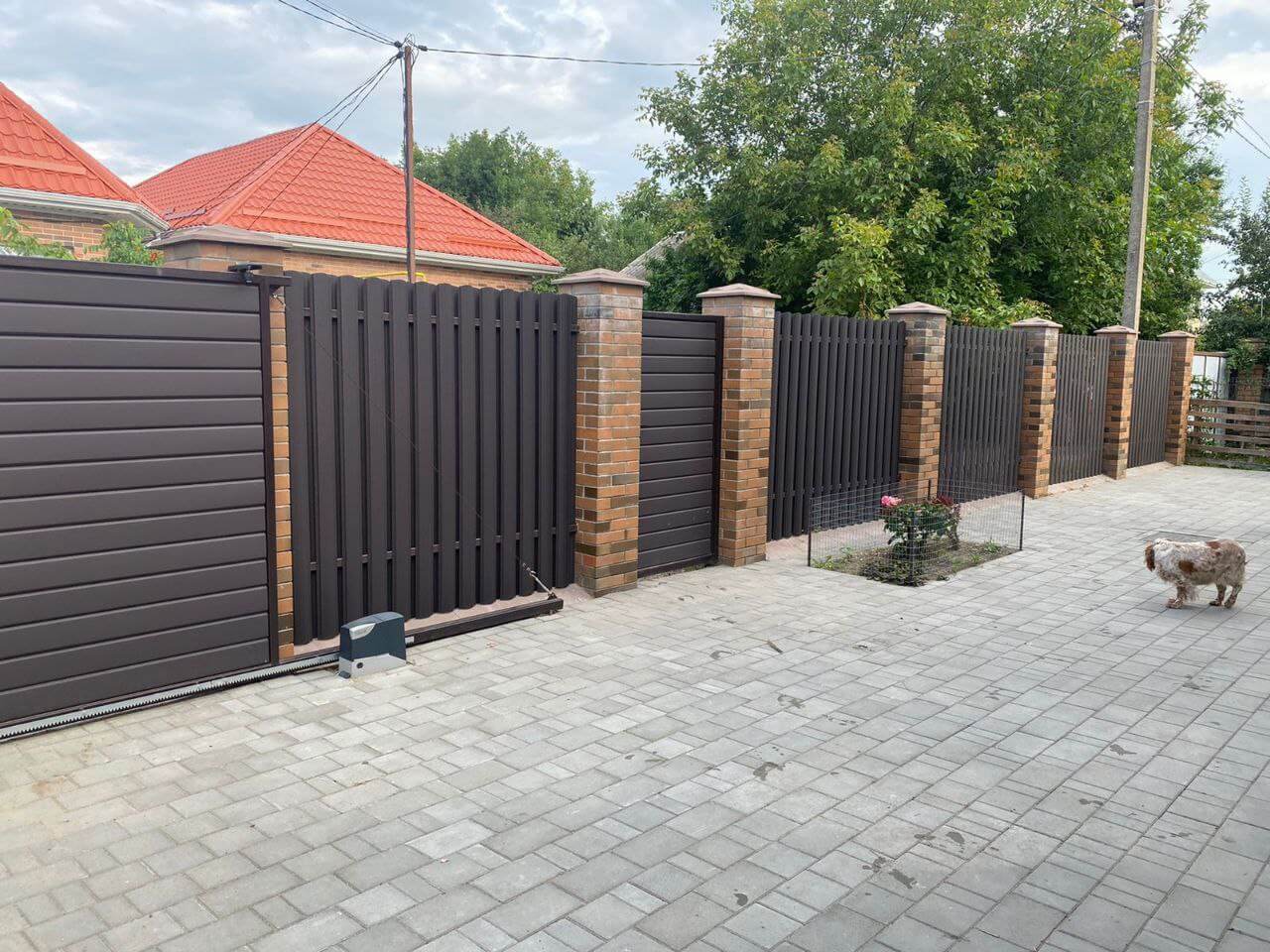 Забор из штакетника полукруглого 22м RAL8019 Темный Шоколад МАТТЕ фото 2 в Осинцево
