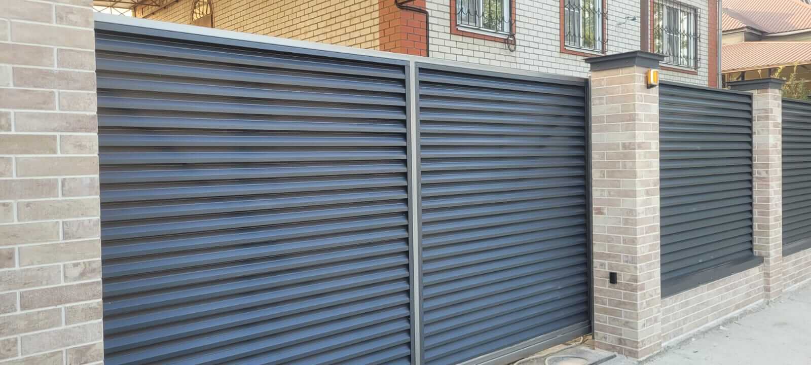Забор-жалюзи с ламелями ЭКО-Z US усиленные 20м RAL7024/7024 Серый Графит двусторонний МАТТЕ фото 9 в Осинцево