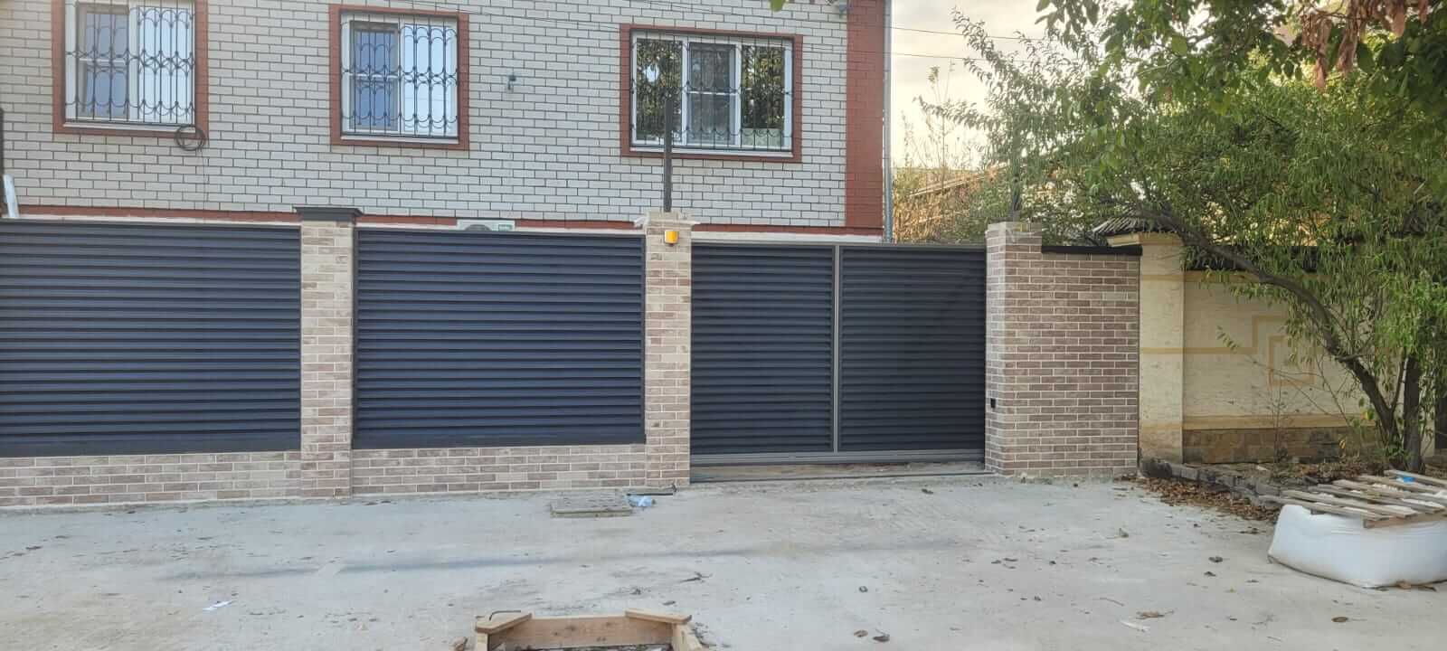 Забор-жалюзи с ламелями ЭКО-Z US усиленные 20м RAL7024/7024 Серый Графит двусторонний МАТТЕ фото 2 в Осинцево