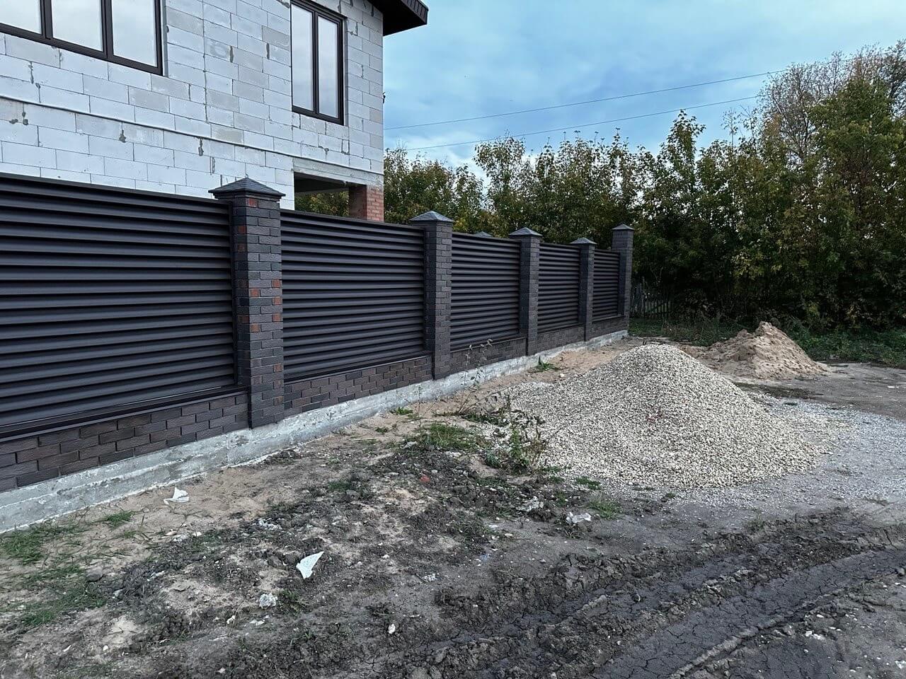 Забор из ламелей Еврожалюзи 38м RAL8019/8019 Темный Шоколад двусторонний MATTE фото 4 в Осинцево