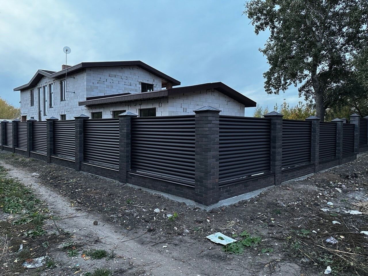 Забор из ламелей Еврожалюзи 38м RAL8019/8019 Темный Шоколад двусторонний MATTE фото 2 в Осинцево