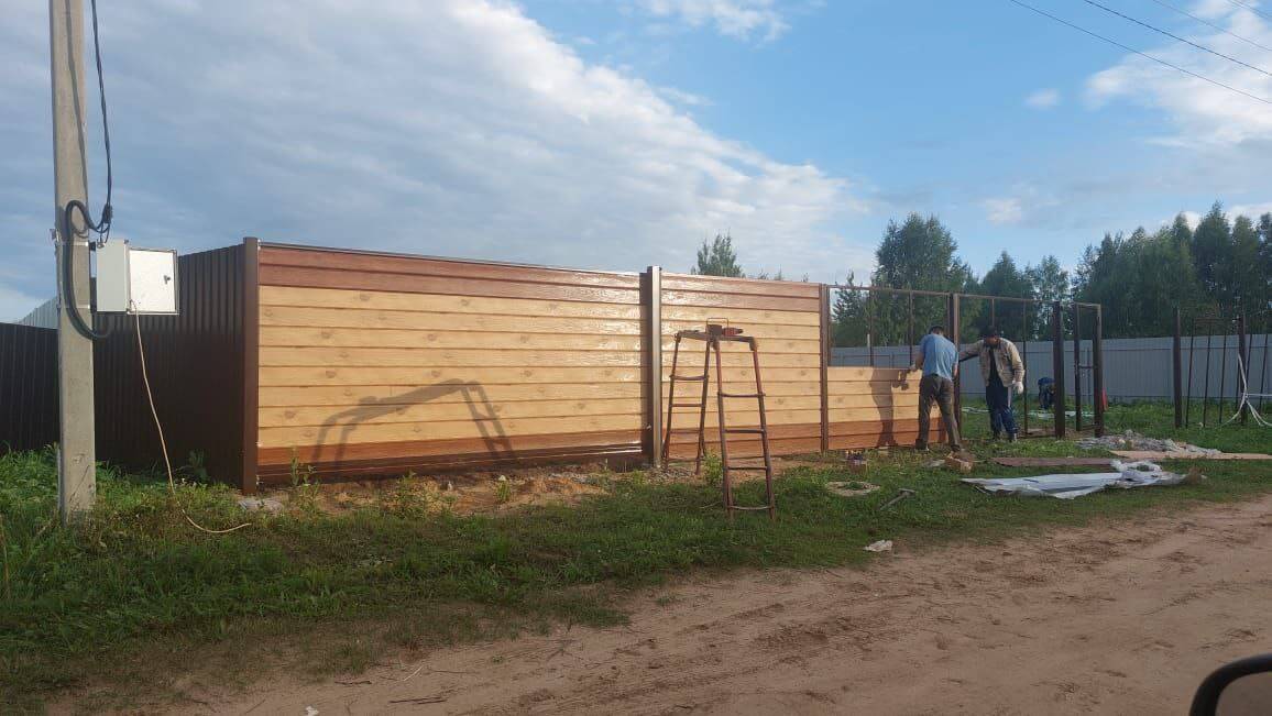 Забор из металлосайдинга Евро-Брус 34м Клен Светлый (SteelArt) + Темное Дерево (Printech) фото 1 в Осинцево
