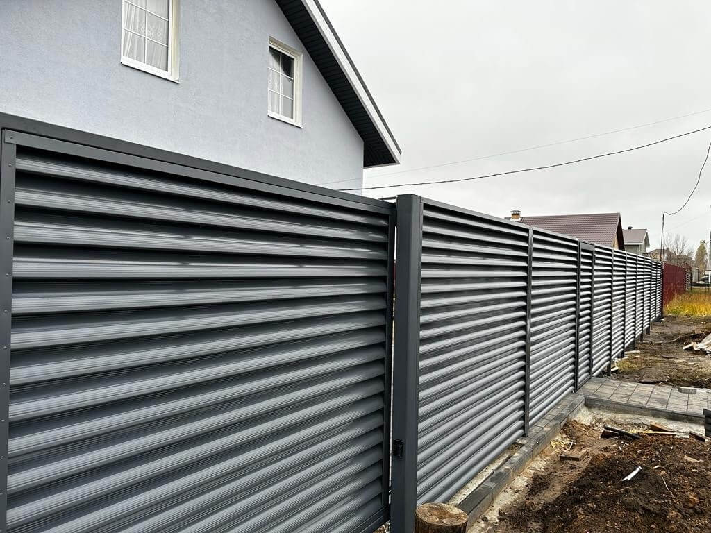 Забор-жалюзи из ламелей Еврожалюзи 28м RAL7024/7024 Серый Графит двусторонний фото 4 в Осинцево