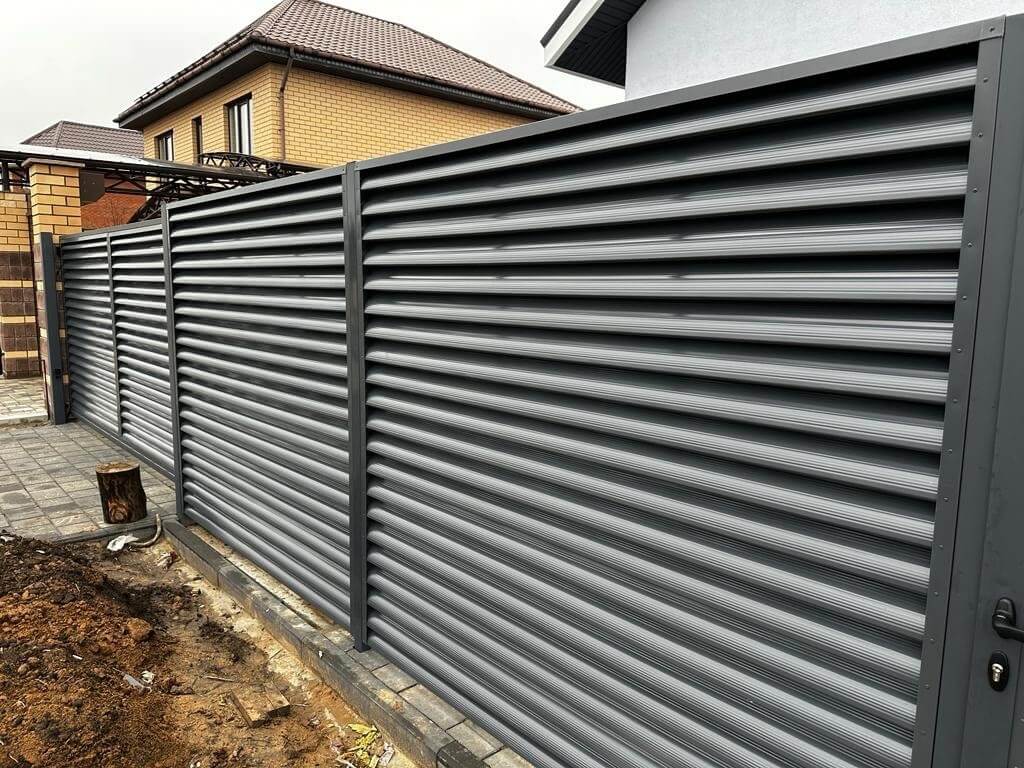 Забор-жалюзи из ламелей Еврожалюзи 28м RAL7024/7024 Серый Графит двусторонний фото 2 в Осинцево