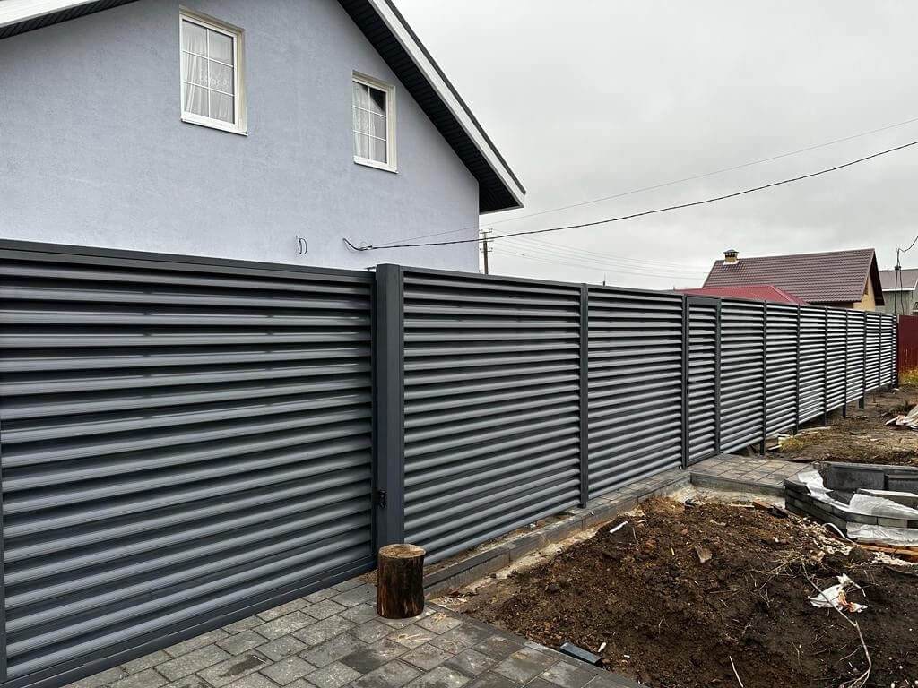 Забор-жалюзи из ламелей Еврожалюзи 28м RAL7024/7024 Серый Графит двусторонний в Осинцево