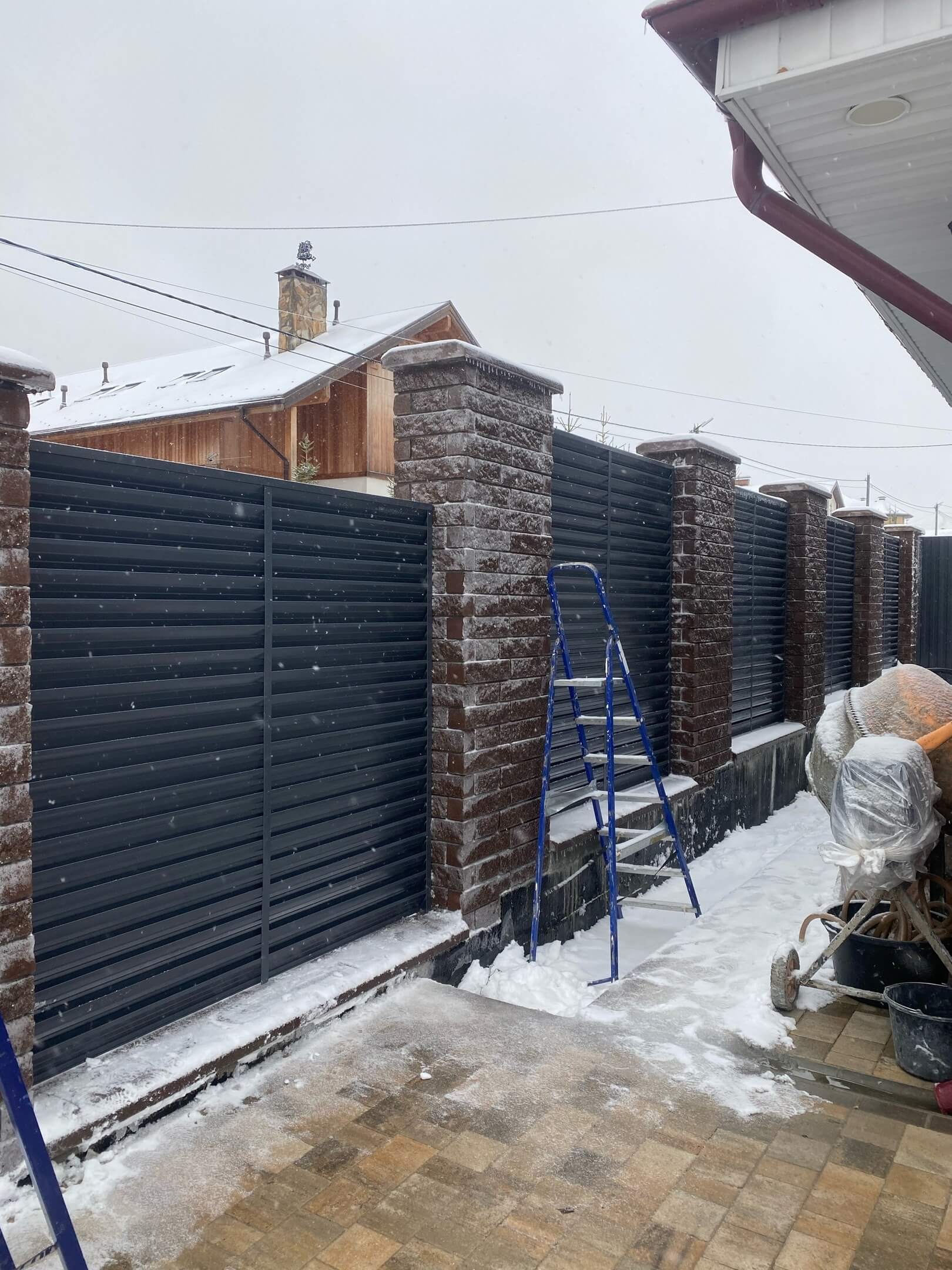 Забор-жалюзи из ламелей ЭКО-Z 44м RAL7024/7024 Серый Графит двусторонний фото 3 в Осинцево