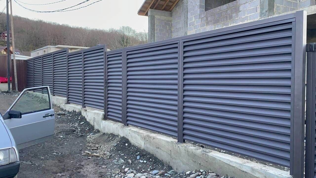 Забор-жалюзи из ламелей ЭКО-Z 54м RAL8019/8019 Темный Шоколад двусторонний в Осинцево