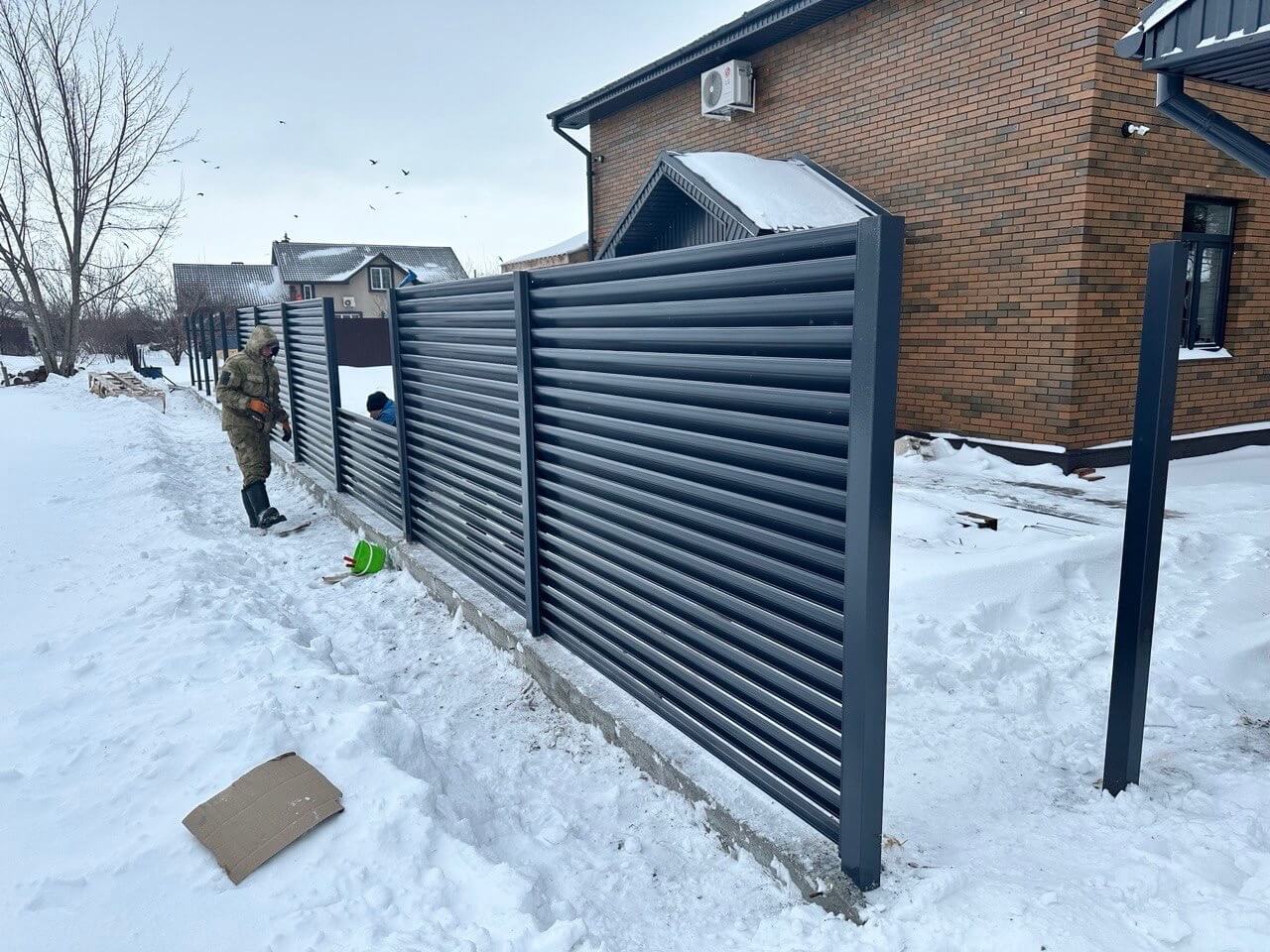 Забор-жалюзи из ламелей Еврожалюзи 32м RAL7024/7024 Серый Графит двусторонний фото 2 в Осинцево