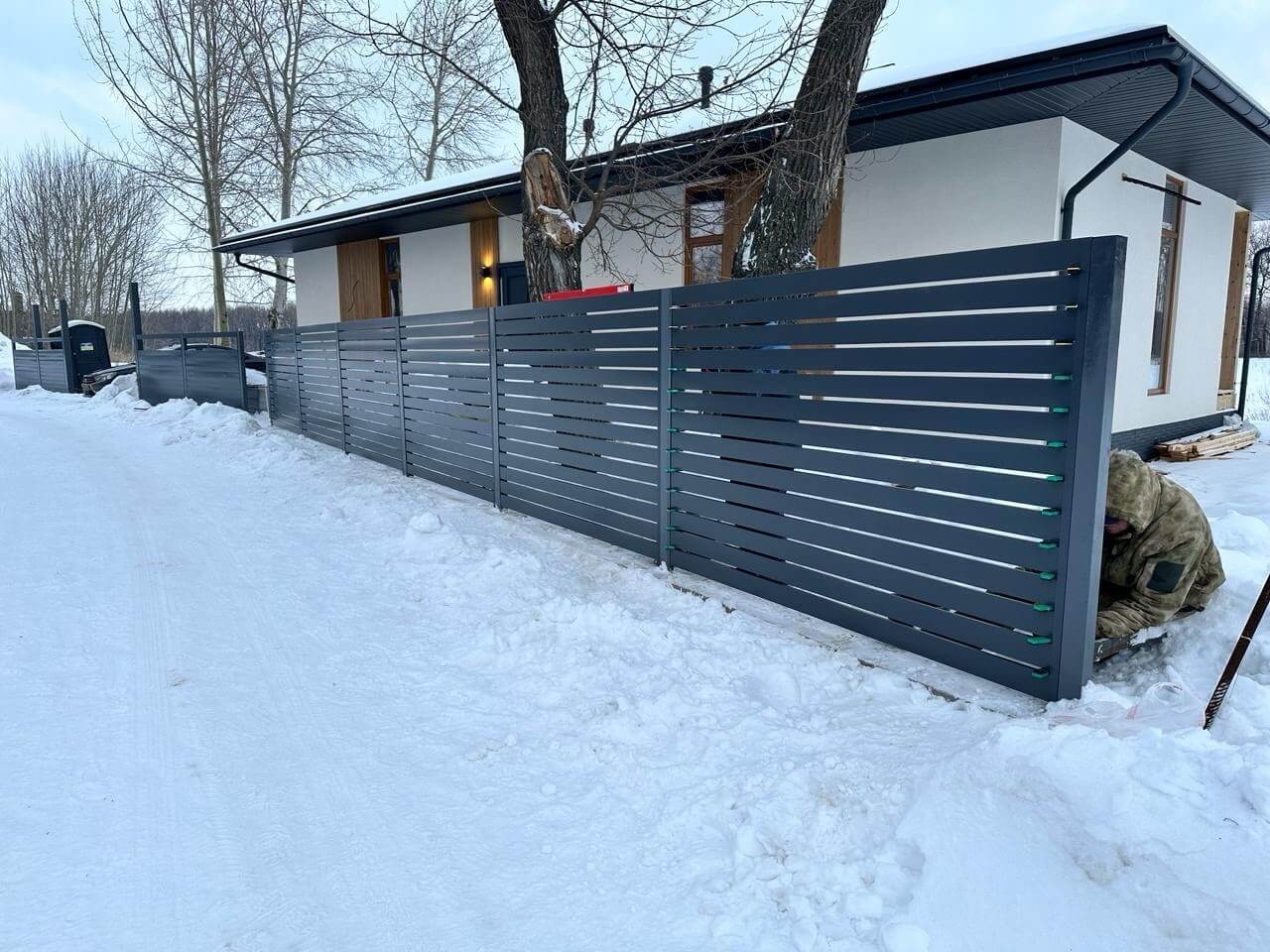 Забор-ранчо из металлопланкена 37м RAL7024 Серый Графит фото 3 в Осинцево