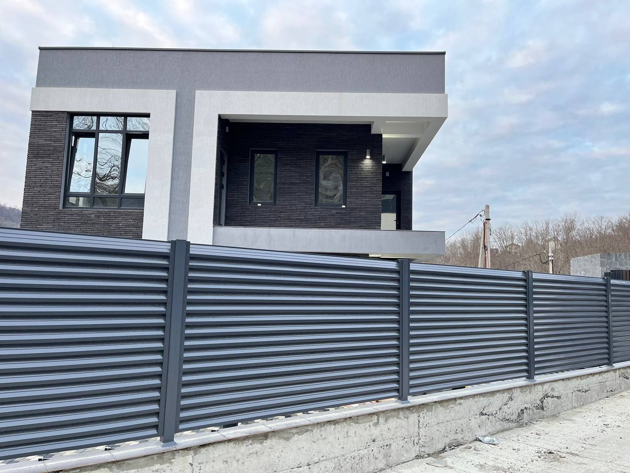 Забор-жалюзи из ламелей ЭКО-Z усиленных RAL7024/7024 Серый Графит двусторонний в Осинцево