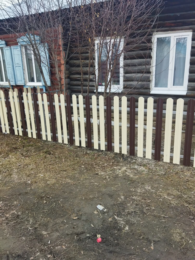 Забор из штакетника ЭКО-М 12м RAL1015/1015 Слоновая Кость двусторонний, RAL8017/8017 Шоколад двусторонний в Осинцево