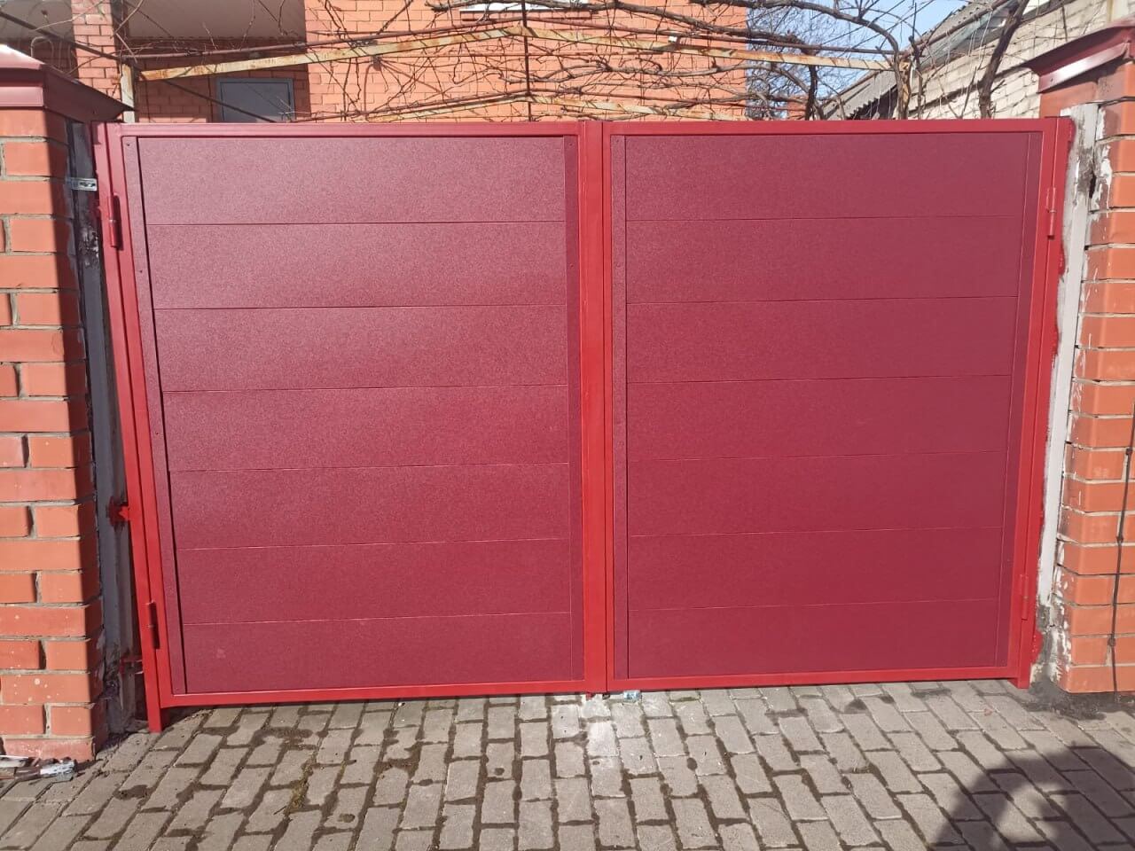 Ворота и калитка из металлопланкена 4м RAL3005 Красное Вино, Стальной Бархат фото 1 в Осинцево