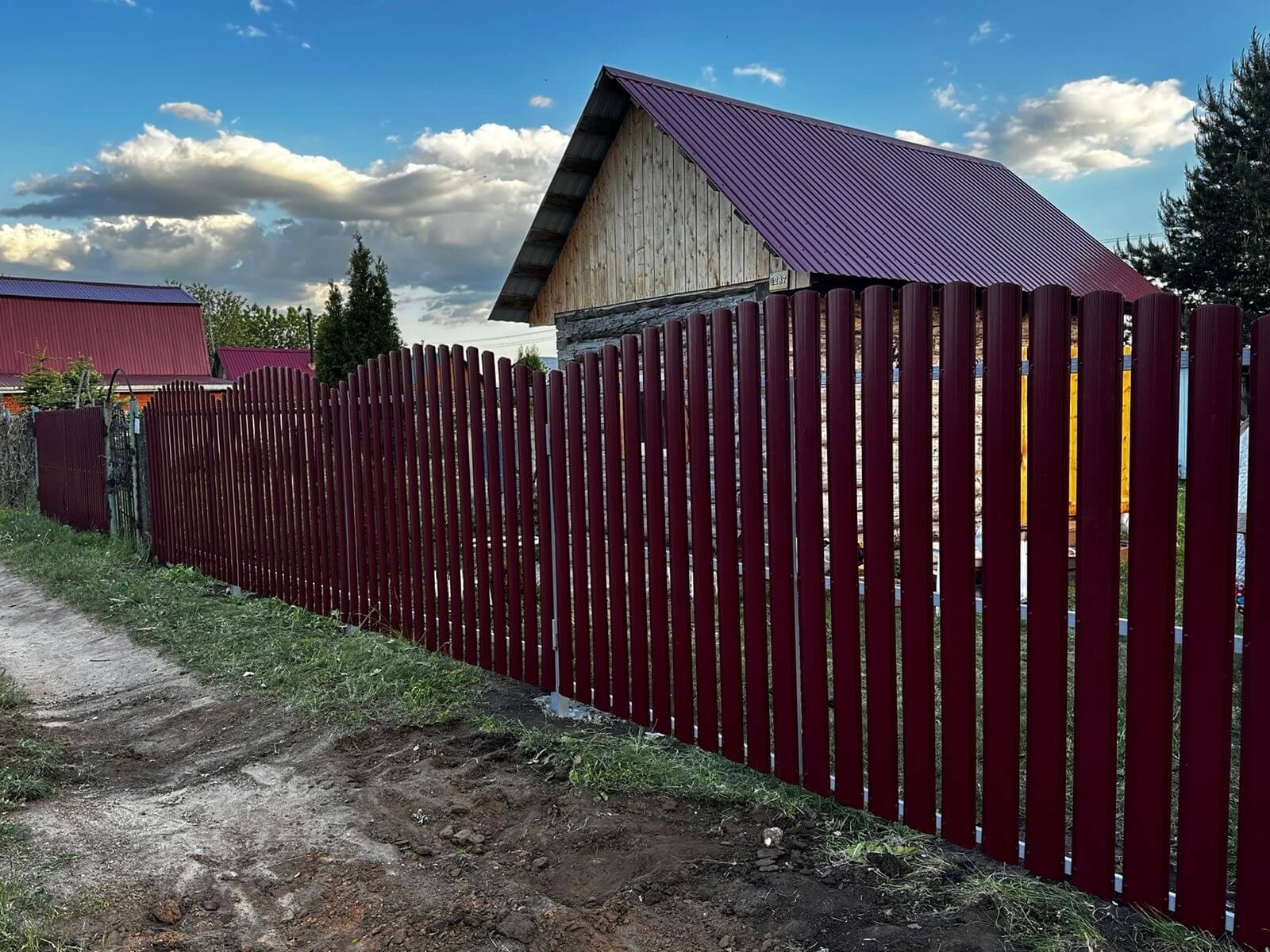 Забор из евроштакетника 28м RAL3005 Красное Вино фото 4 в Осинцево