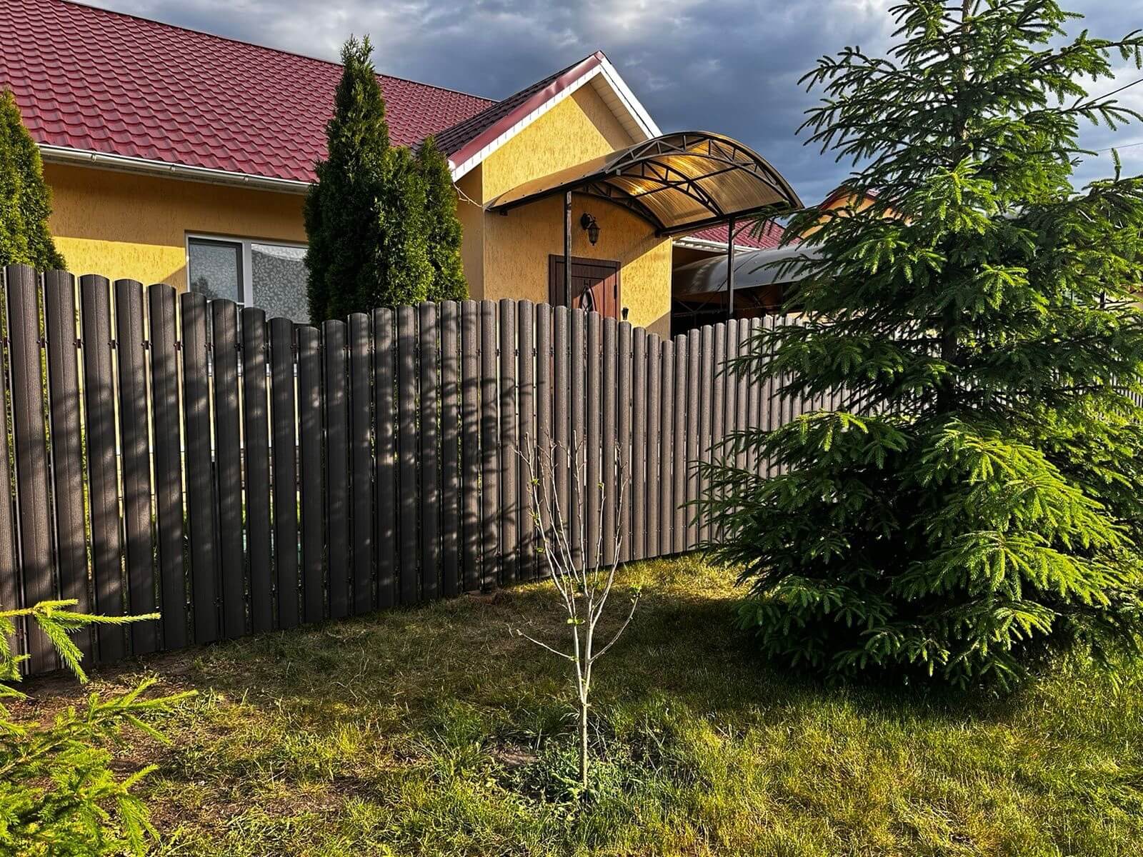 Забор из евроштакетника 37м RAL8019 Темный Шоколад МАТТЕ фото 4 в Осинцево