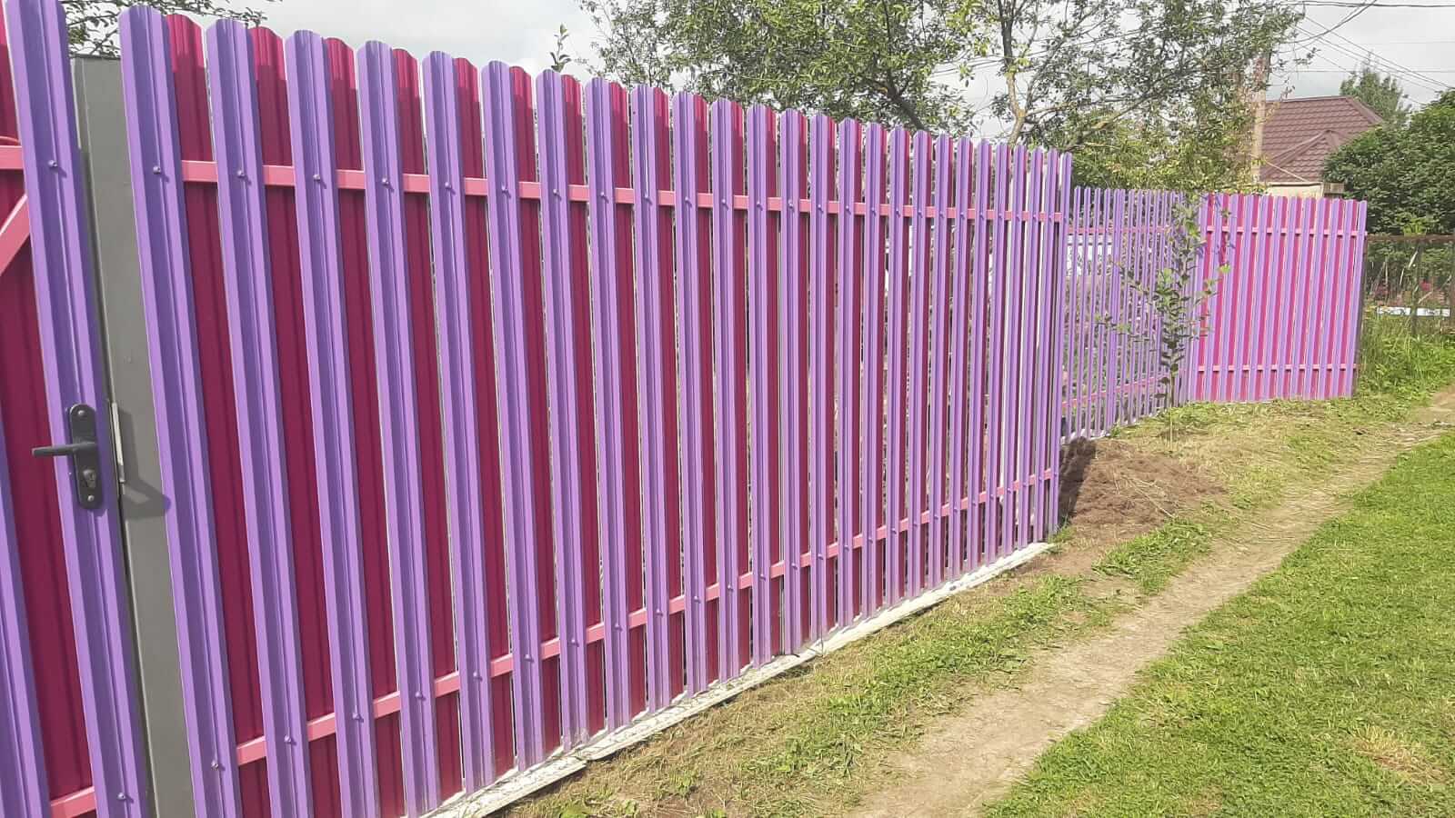 Двухцветный забор из евроштакетника 44м RAL4005 Сиреневый, RAL4006 Пурпурный фото 4 в Осинцево