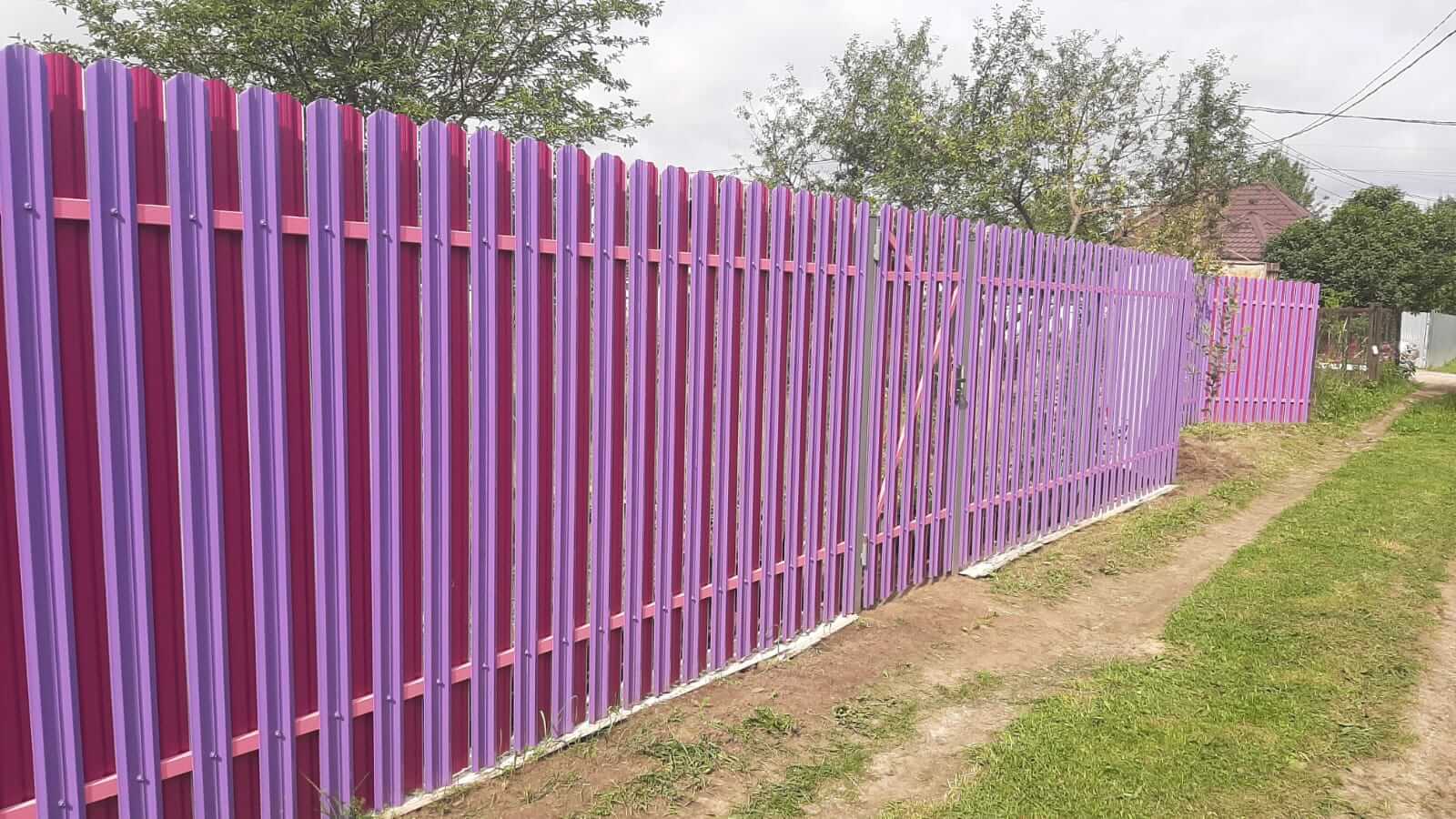 Двухцветный забор из евроштакетника 44м RAL4005 Сиреневый, RAL4006 Пурпурный фото 3 в Осинцево