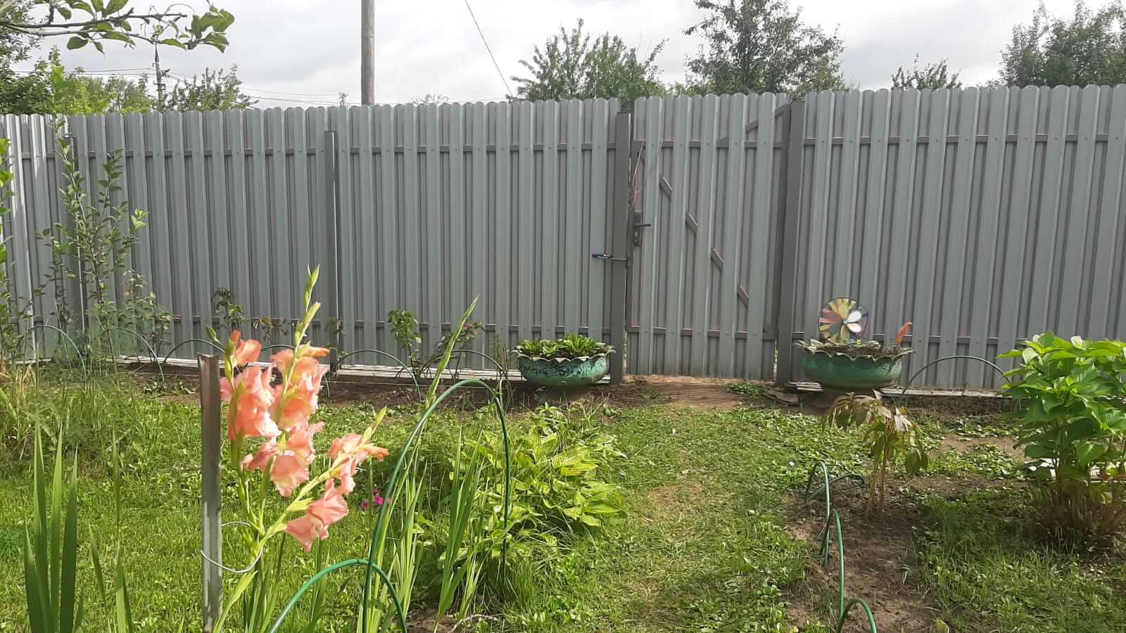Двухцветный забор из евроштакетника 44м RAL4005 Сиреневый, RAL4006 Пурпурный фото 1 в Осинцево
