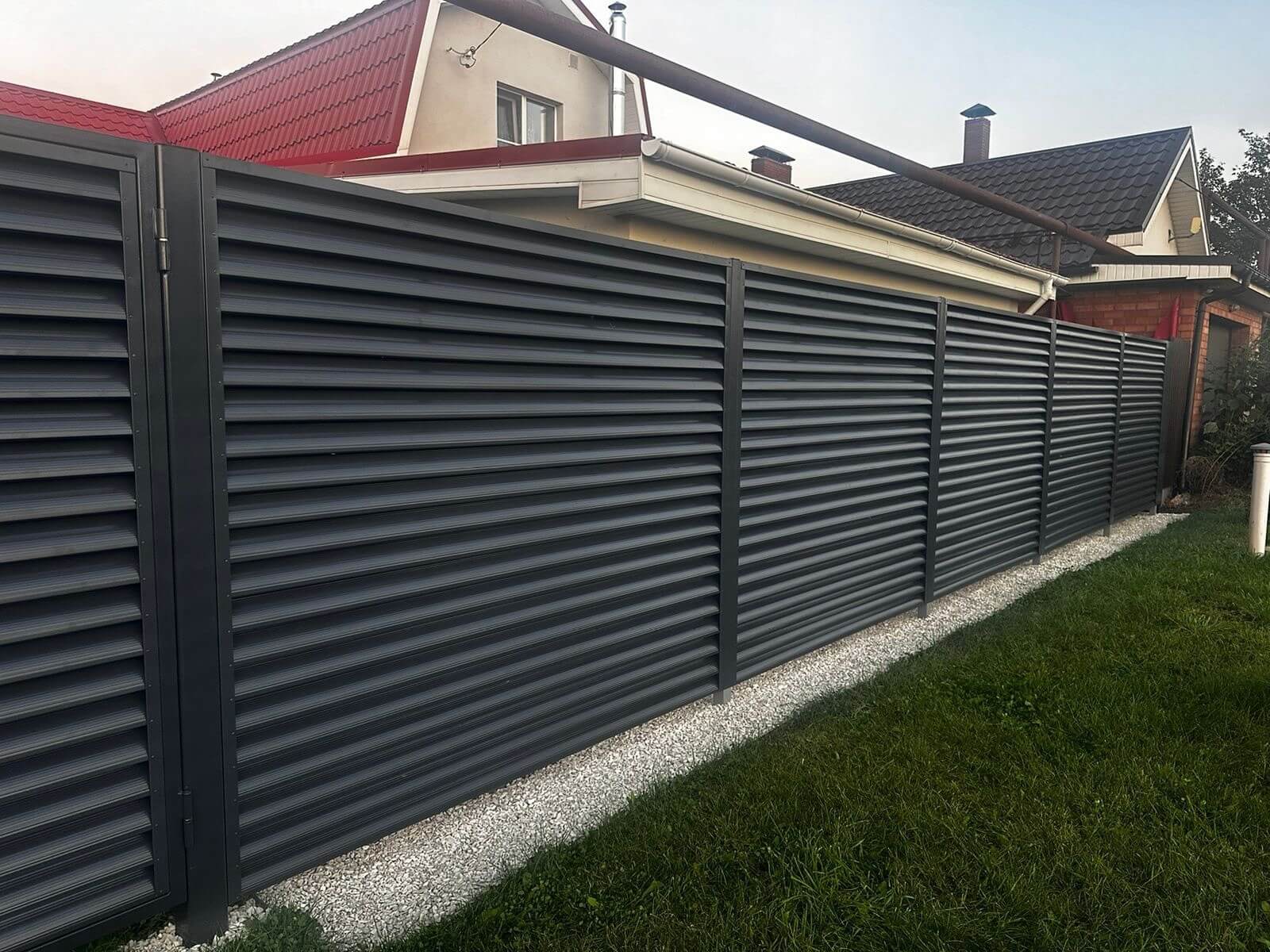 Забор из ламелей Еврожалюзи 26м RAL7024/7024 Серый Графит двусторонний фото 3 в Осинцево