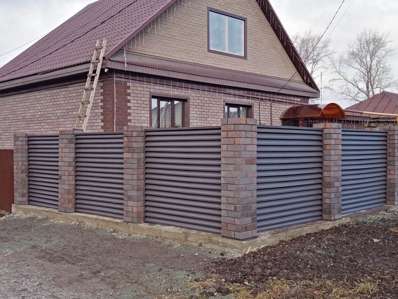 Забор-жалюзи из ламелей ЭКО-Z-US (усиленные) 30м RAL8019/8019 Темный Шоколад двусторонний МАТТЕ фото 3 в Осинцево