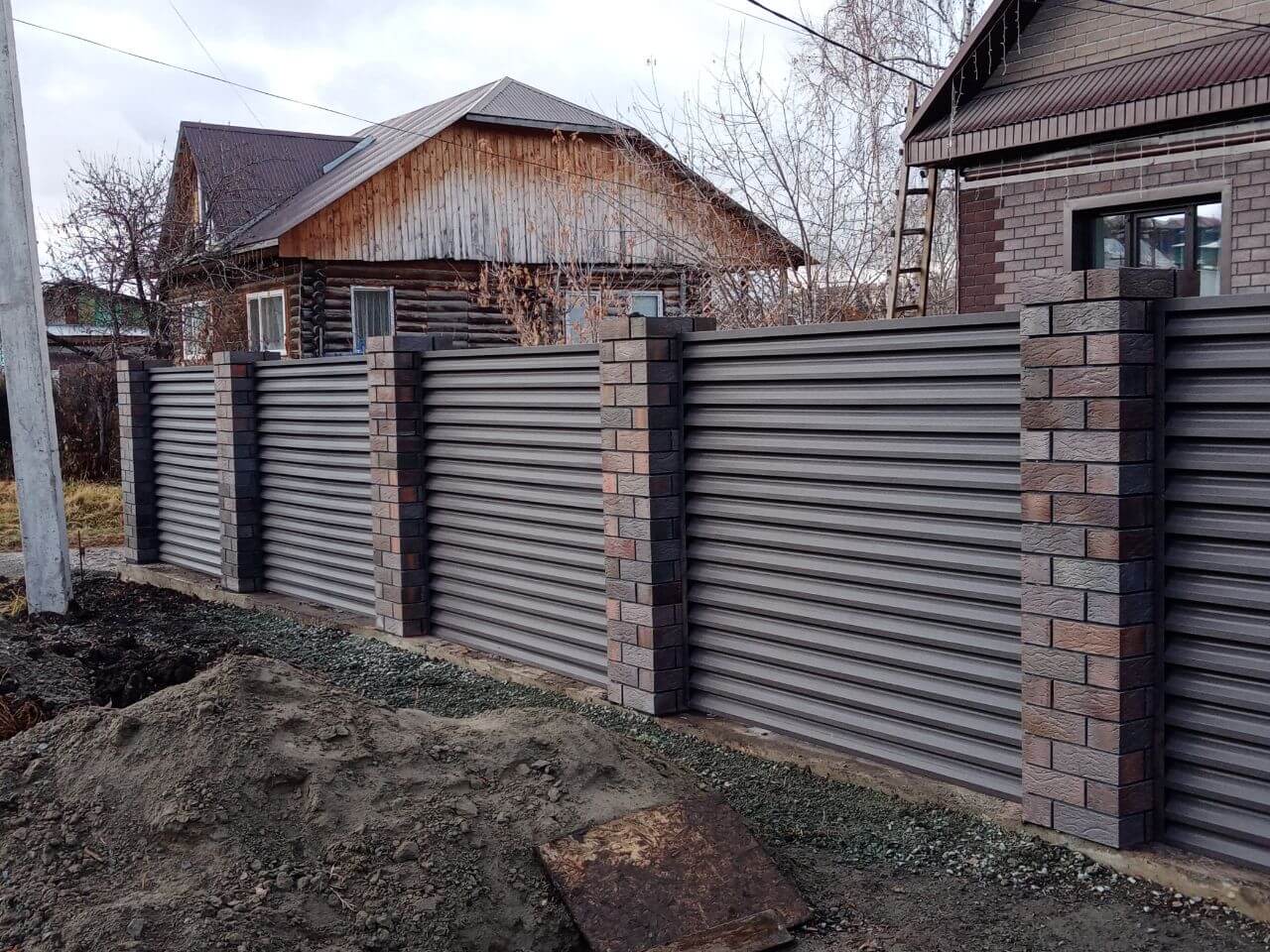 Забор-жалюзи из ламелей ЭКО-Z-US (усиленные) 30м RAL8019/8019 Темный Шоколад двусторонний МАТТЕ в Осинцево