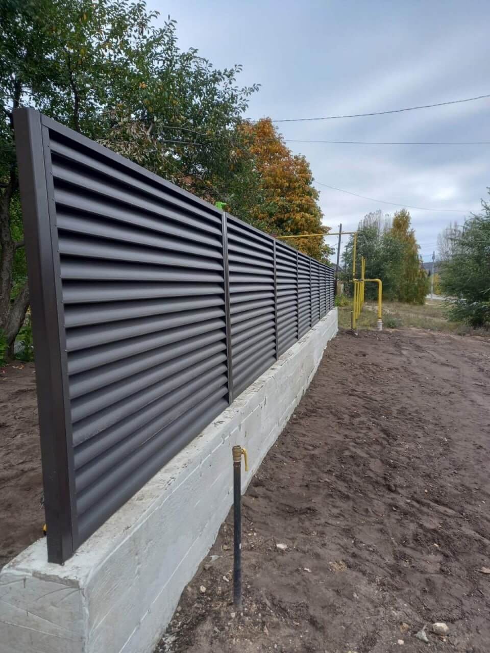 Забор из ламелей еврожалюзи 34м RAL8019/8019 Темный Шоколад двусторонний МАТТЕ фото 3 в Осинцево