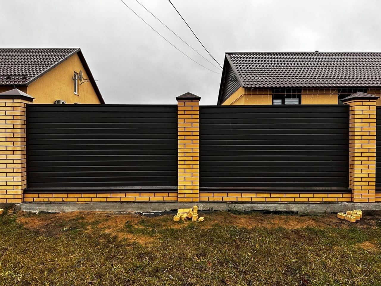 Забор из ламелей Хай-Тек 32м RAL8019/8019 Темный Шоколад двусторонний МАТТЕ фото 1 в Осинцево