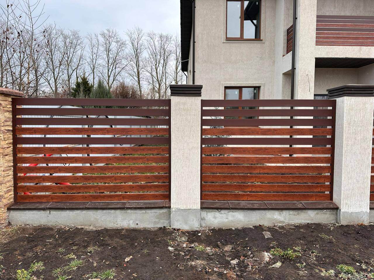 Забор-ранчо из металлопланкена 10м RAL8017 Шоколад МАТТЕ + Темное Дерево (Printech) фото 4 в Осинцево