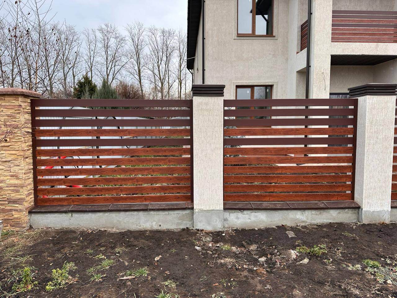 Забор-ранчо из металлопланкена 10м RAL8017 Шоколад МАТТЕ + Темное Дерево (Printech) фото 2 в Осинцево