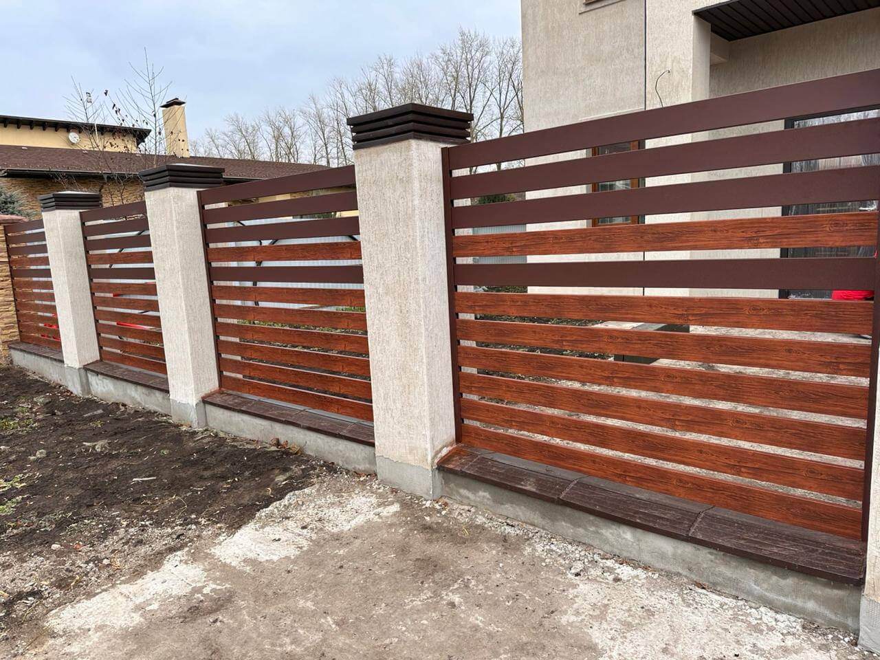 Забор-ранчо из металлопланкена 10м RAL8017 Шоколад МАТТЕ + Темное Дерево (Printech) в Осинцево