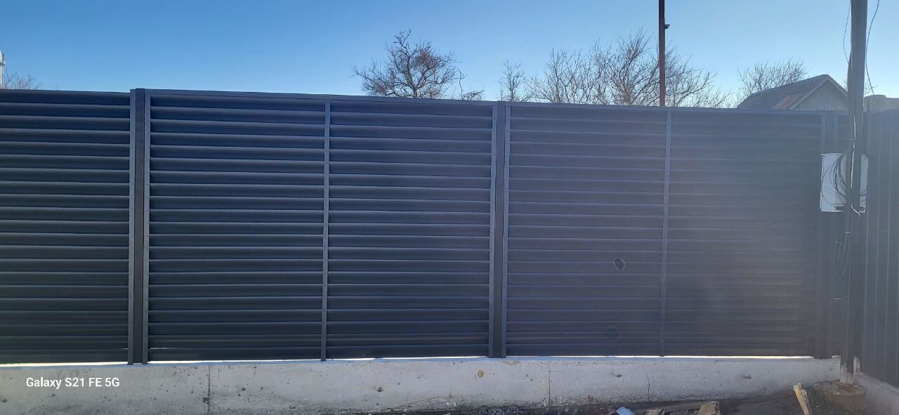 Забор из ламелей еврожалюзи 30м RAL7024/7024 Серый Графит двусторонний фото 6 в Осинцево