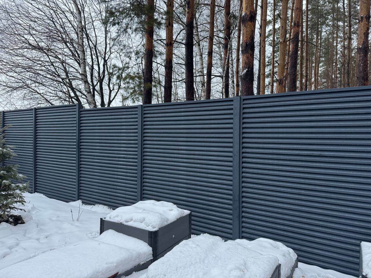 Забор-жалюзи из ламелей ЭКО-Z-US 54м RAL7024/7024 Серый Графит двусторонний МАТТЕ фото 3 в Осинцево