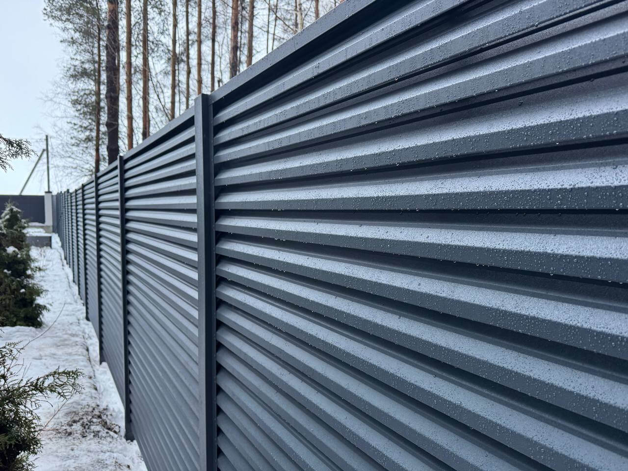 Забор-жалюзи из ламелей ЭКО-Z-US 54м RAL7024/7024 Серый Графит двусторонний МАТТЕ фото 2 в Осинцево