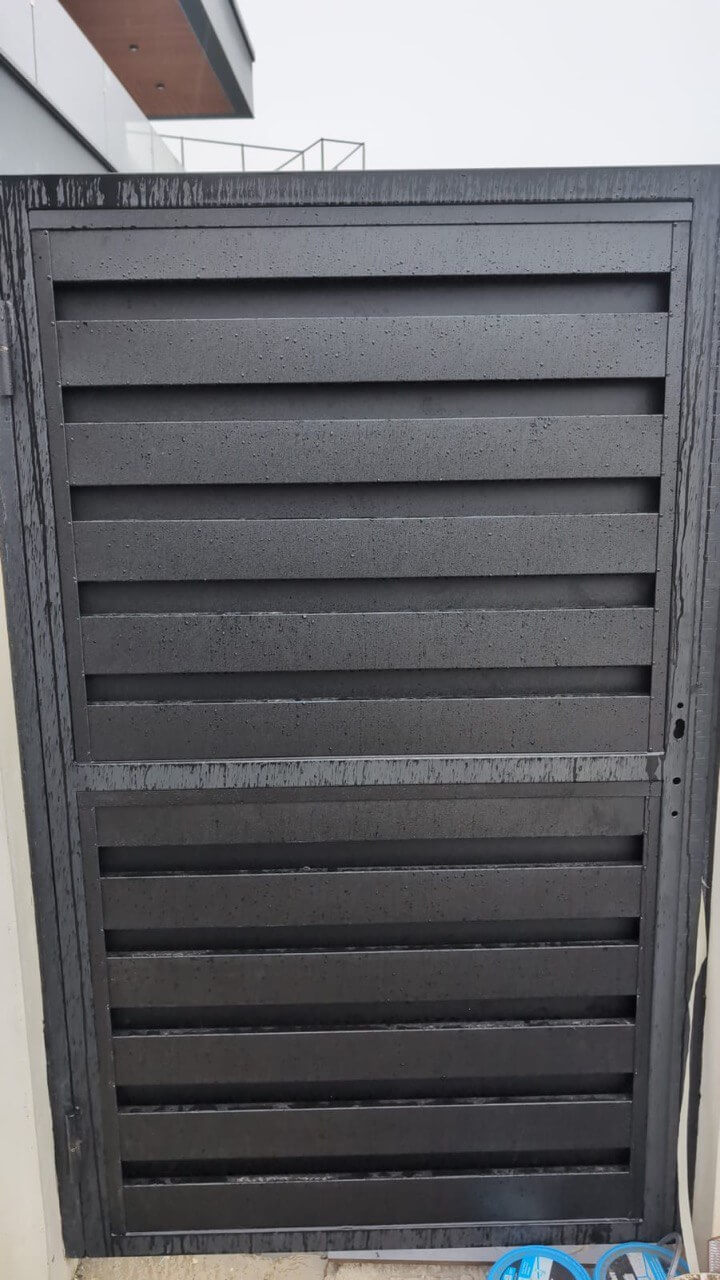 Откатные ворота с калиткой из металлопланкена RAL9005/9005 Черный двусторонний МАТТЕ фото 3 в Осинцево