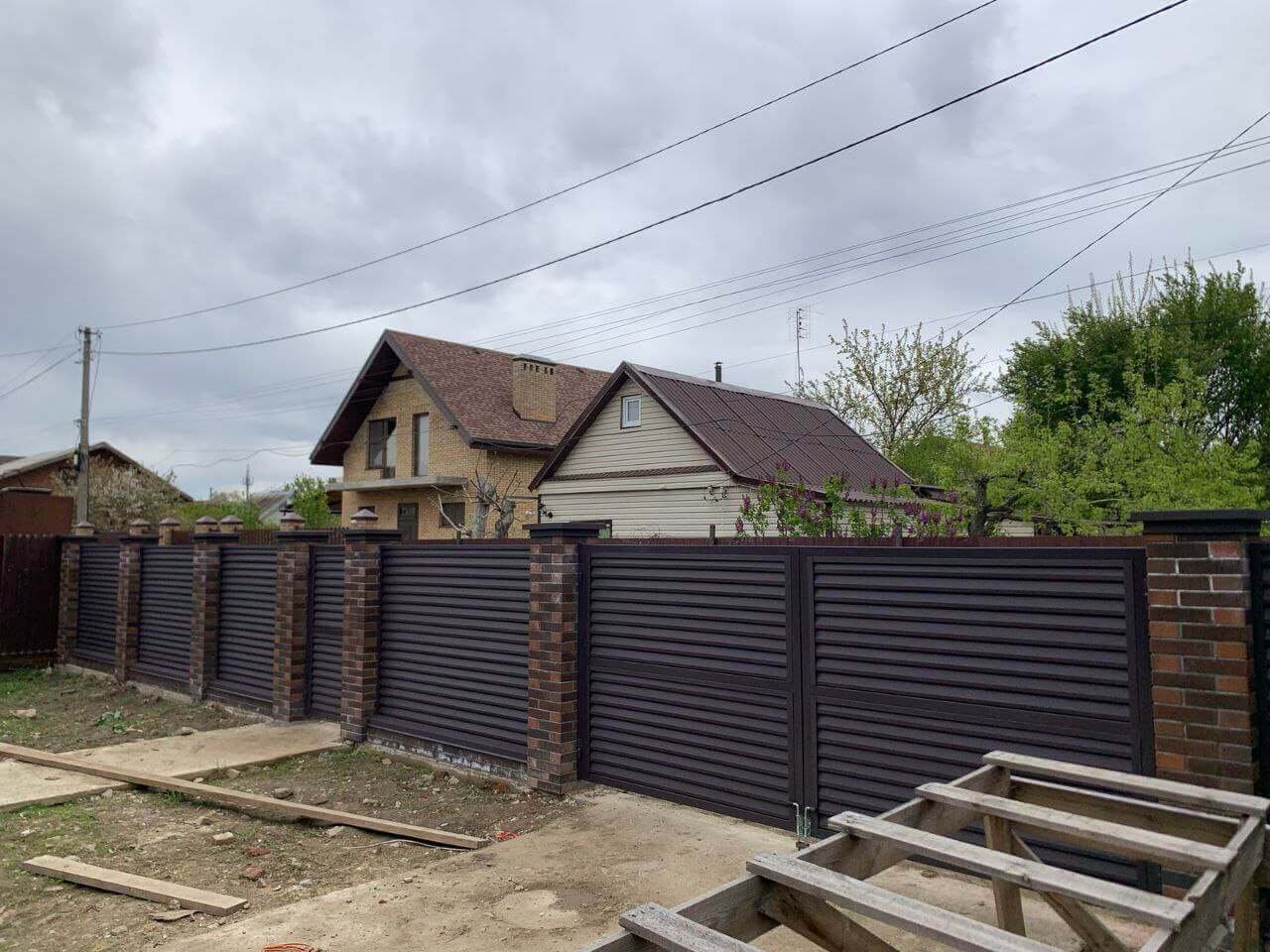 Забор-жалюзи из ламелей Реснички 24м RAL8019/8019 Темный Шоколад двусторонний МАТТЕ фото 2 в Осинцево