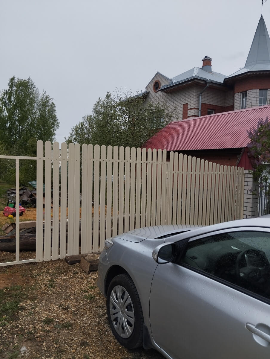 Забор из евроштакетника 9м RAL1015/1015 Слоновая Кость двусторонний фото 1 в Осинцево