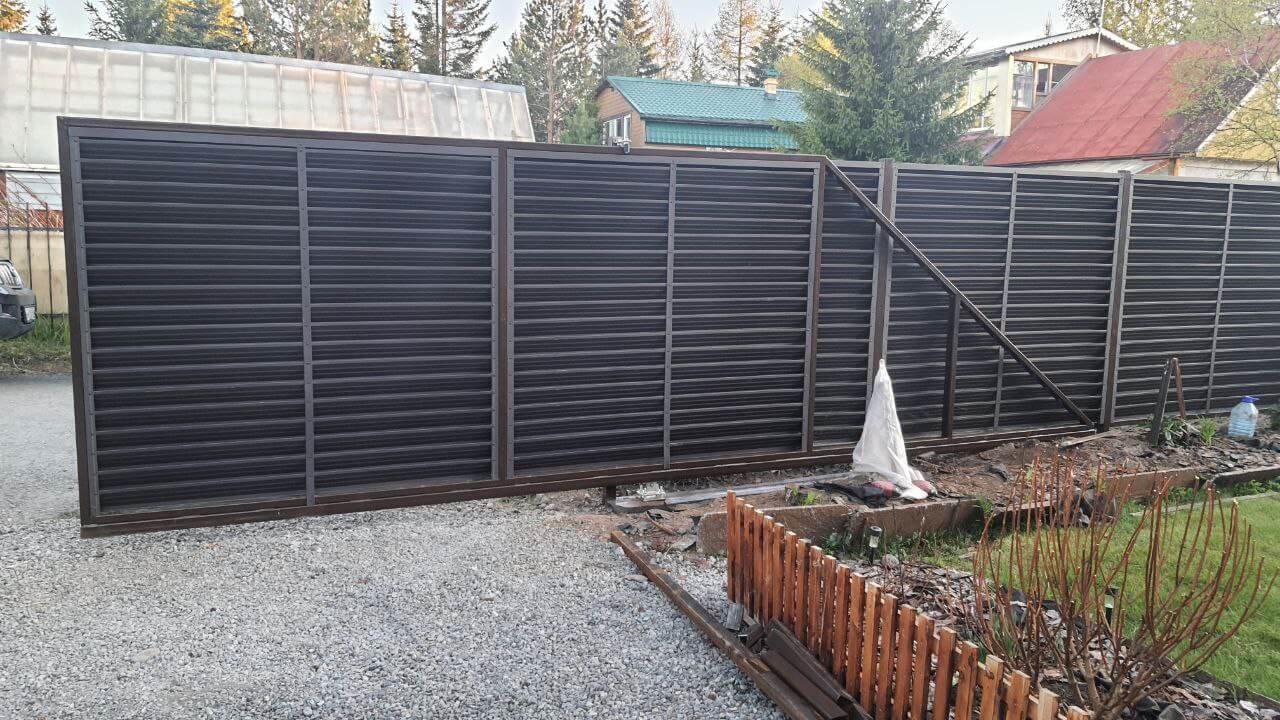 Забор-жалюзи из ламелей ЭКО-Z-US 12м RAL8019/8019 Темный Шоколад двусторонний МАТТЕ фото 3 в Осинцево
