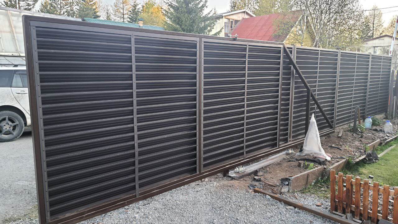 Забор-жалюзи из ламелей ЭКО-Z-US 12м RAL8019/8019 Темный Шоколад двусторонний МАТТЕ фото 1 в Осинцево