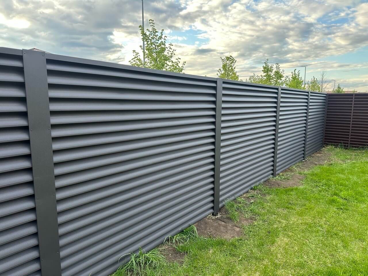 Забор из ламелей еврожалюзи 43м RAL8019/8019 Темный Шоколад двусторонний МАТТЕ фото 1 в Осинцево
