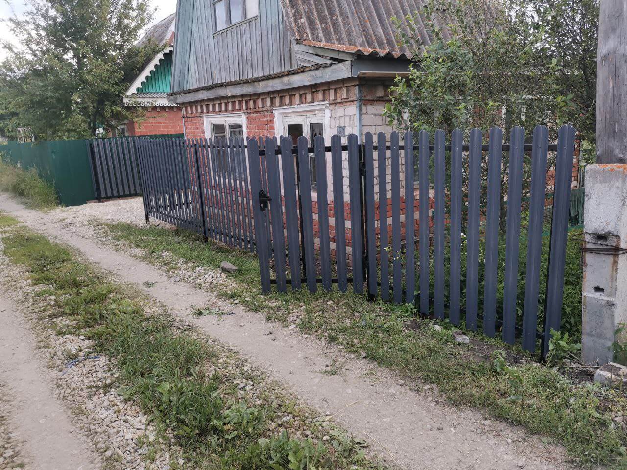 Забор из евроштакетника 7м RAL7024/7024 Серый Графит двусторонний фото 3 в Осинцево