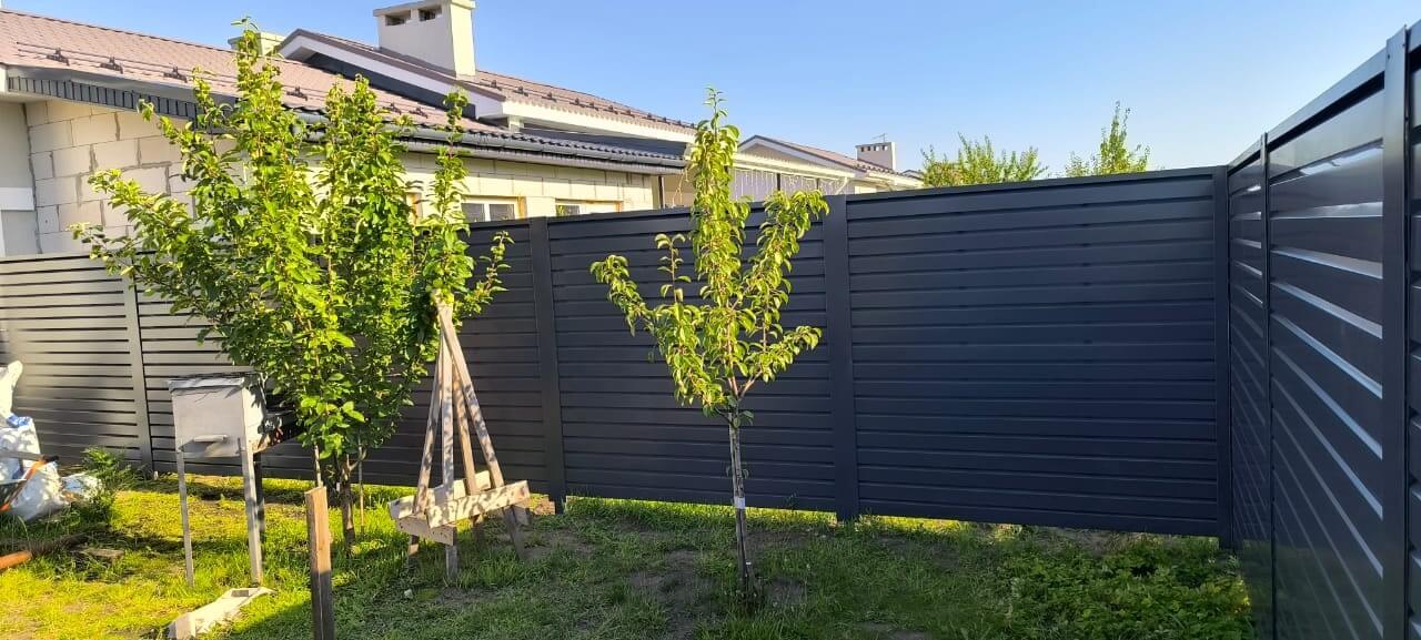 Забор-жалюзи из ламелей Хай-Тек 62м RAL7024/7024 Серый Графит двусторонний фото 4 в Осинцево