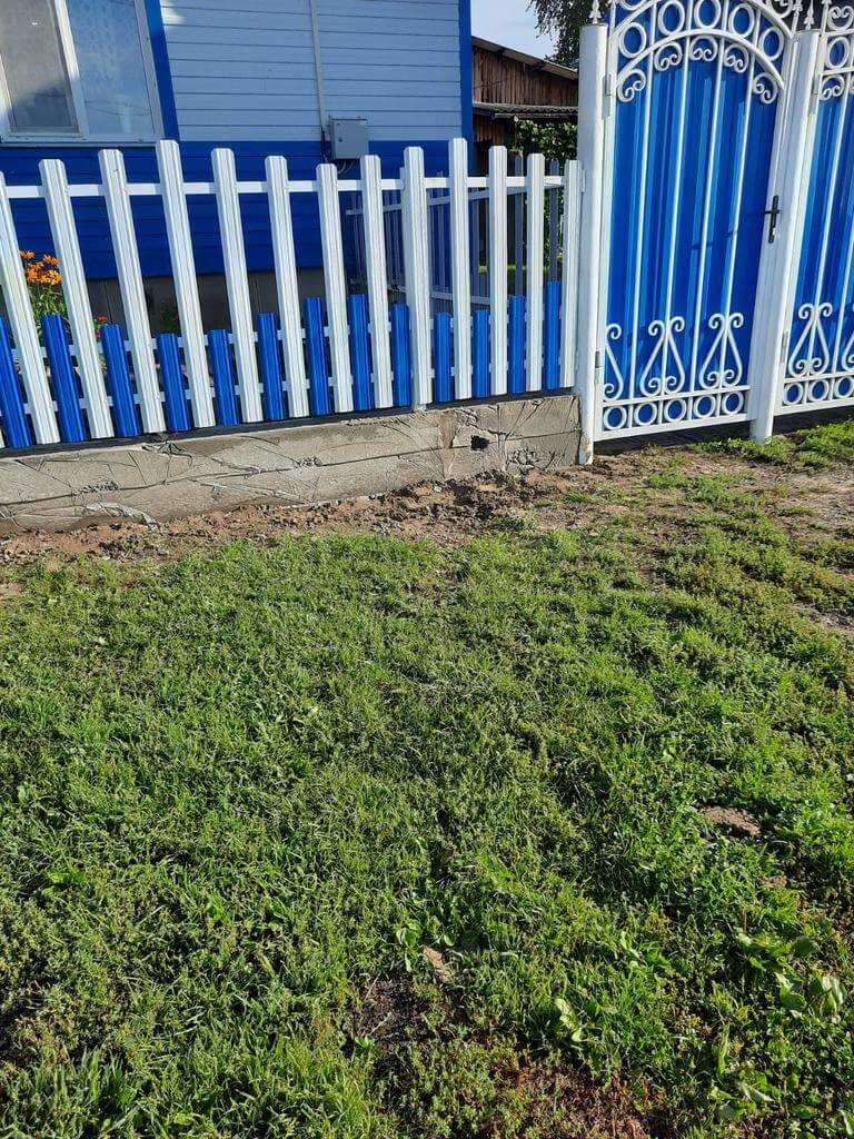 Забор из евроштакетника 14м RAL9003 Белый, RAL5005 Синий Сигнал фото 2 в Осинцево
