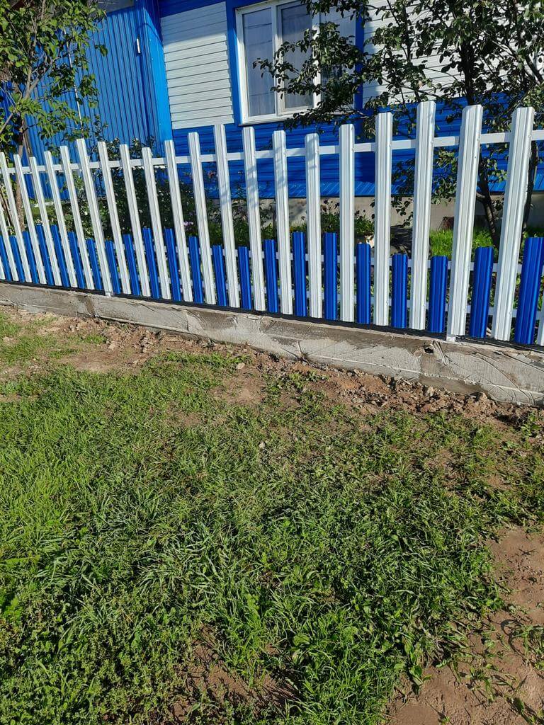 Забор из евроштакетника 14м RAL9003 Белый, RAL5005 Синий Сигнал фото 1 в Осинцево