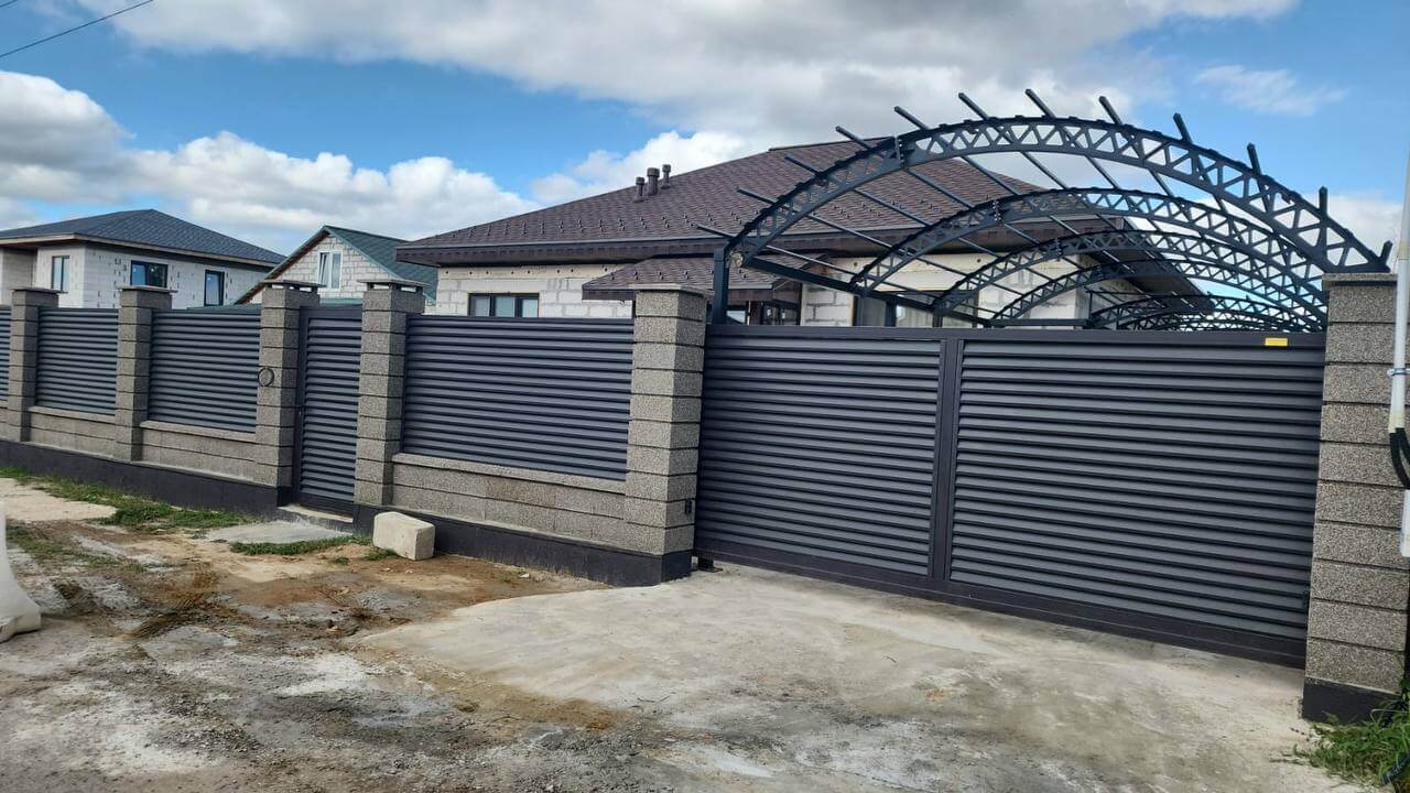 Забор-жалюзи из ламелей Реснички 27м RAL8019/8019 Темный Шоколад двусторонний МАТТЕ фото 2 в Осинцево