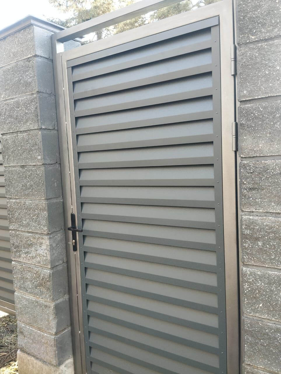 Откатные ворота с калиткой из ламелей Реснички RAL7024/7024 Серый Графит двусторонний МАТТЕ фото 2 в Осинцево